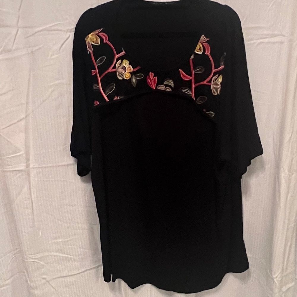Like New! Kim & Cami Black Top w/ Floral Mesh Design- Size 3x